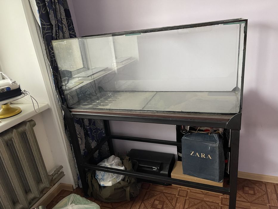 Аквариум вместе с мощной подставкой.