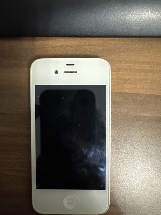 I phone 4s бял изряден с нова батерия