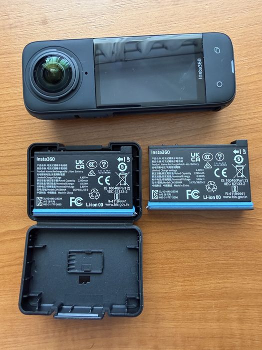 Insta360 X4 + stik INVIZIBIL + 2 baterii si hub incarcare + lentile de protectie