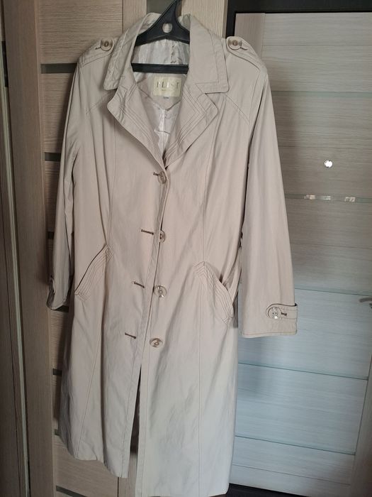 Женские вещи плащ, ветровка, белые блузки, юбка