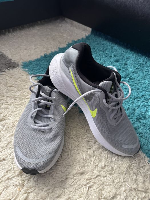 Vand NIKE Revolution 7