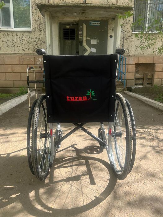 Инвалидная коляска и ходунки