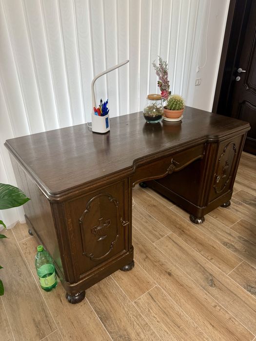 Birou din lemn masiv, elegant si foarte solid.