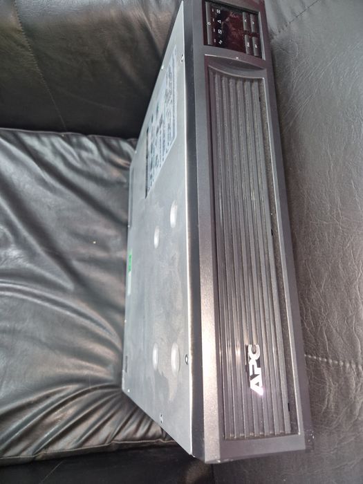 Vând UPS APC Smart-UPS 750VA LCD RM 2U 230V SMT750RMI2U
