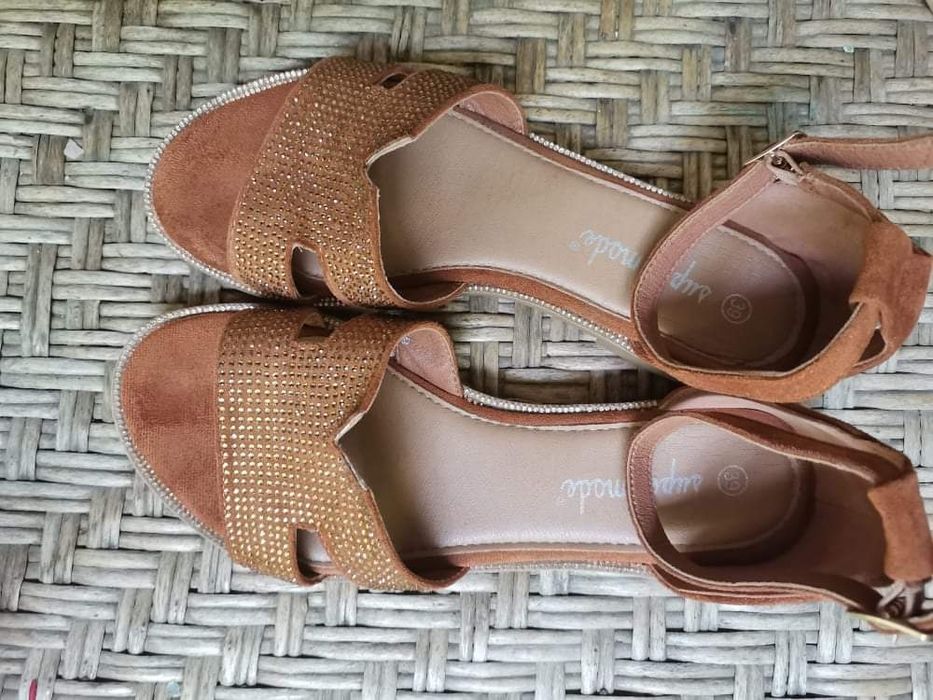 Ниски сандали с камъчета