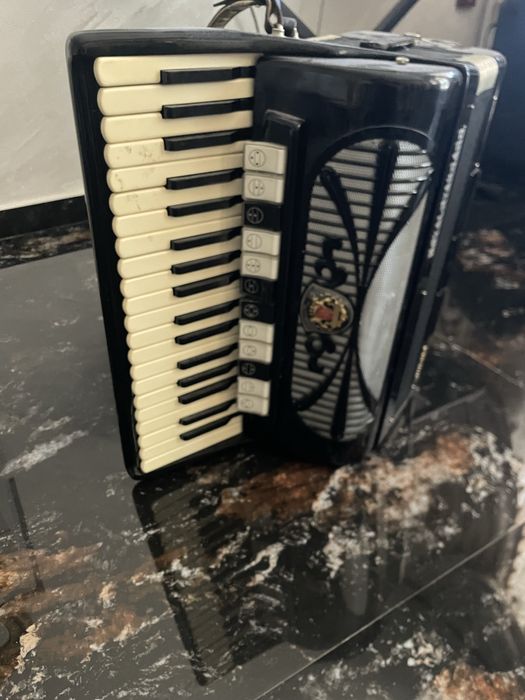 Vand urgent acordeon royale standard 96