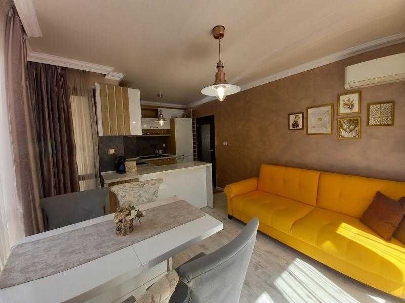 Дава се под наем Двустаен апартамент в Бургас, Център - 65 кв.м за 714 € - Снимка #1