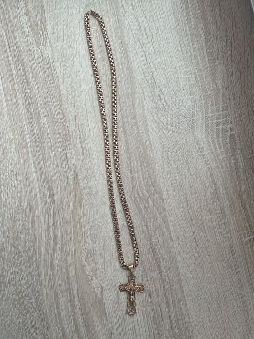 Золотая цепочка и крест