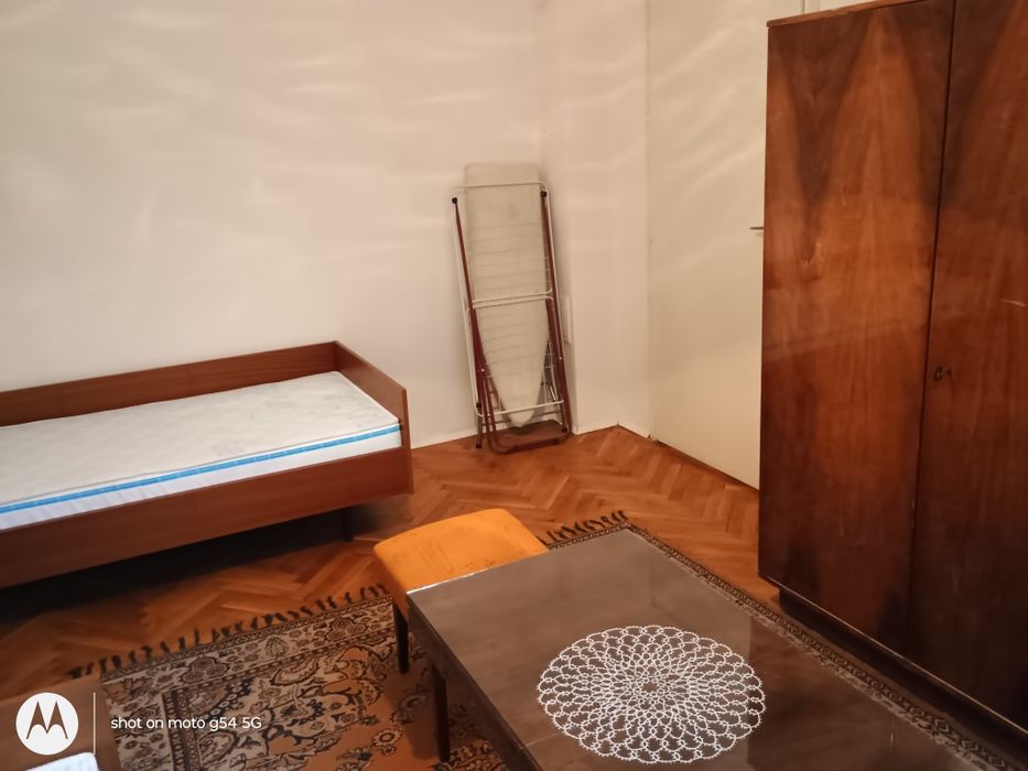 Под наем 3 стаен, София, кв. Изток, 100 кв.м. обзаведен, партер