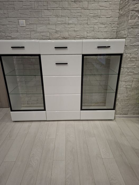 Здравейте, продавам скрин бял лак с лед осветление размери 150/40/112