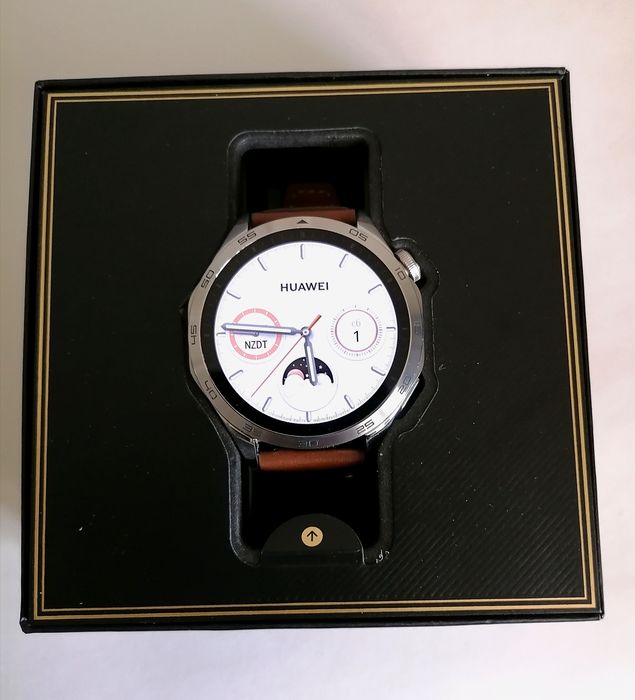 Продам Смарт часы huawei watch 4