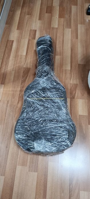 Гитара акустическая и чехол
