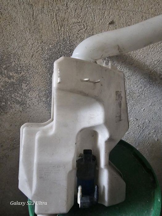 Продавам казанче за чистачки за Рено клио 4