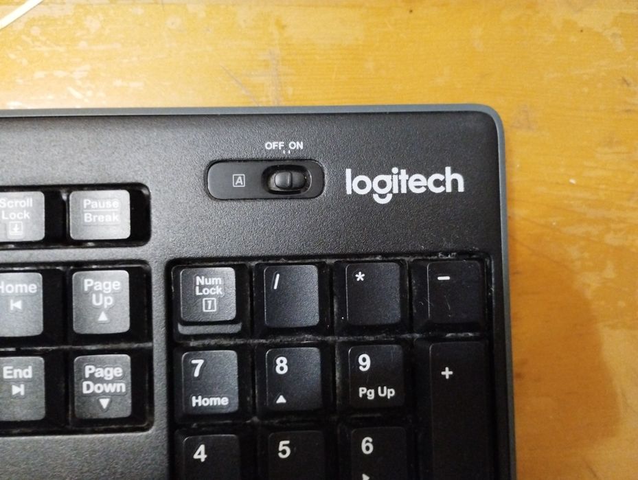 2 Logitech wireless și cu cablu