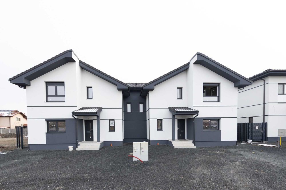 Despartit prin casa scarii! Zona buna! Asfalt! Toate utilitatile!