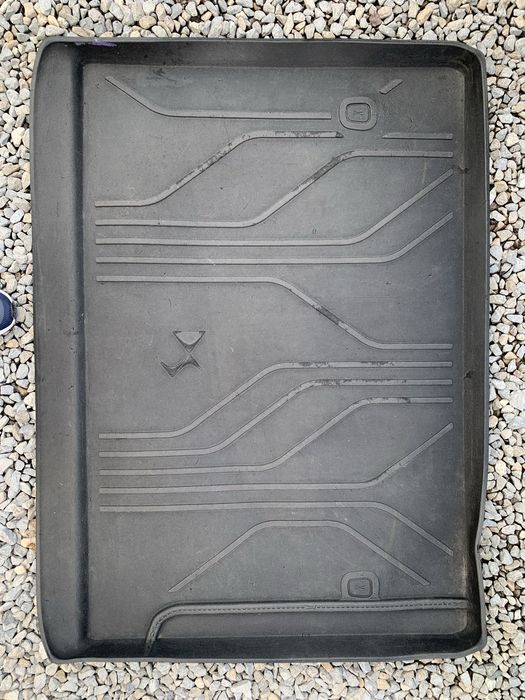 Продавам оригинална стелка за багажник СИТРОЕН DS5