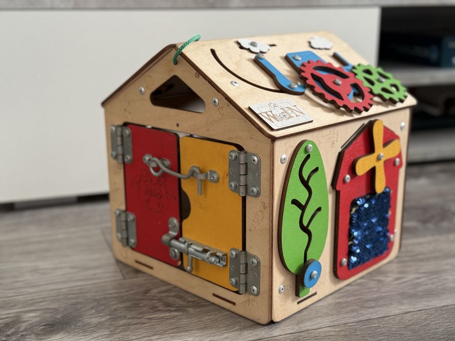Бизиборд домик деревянный