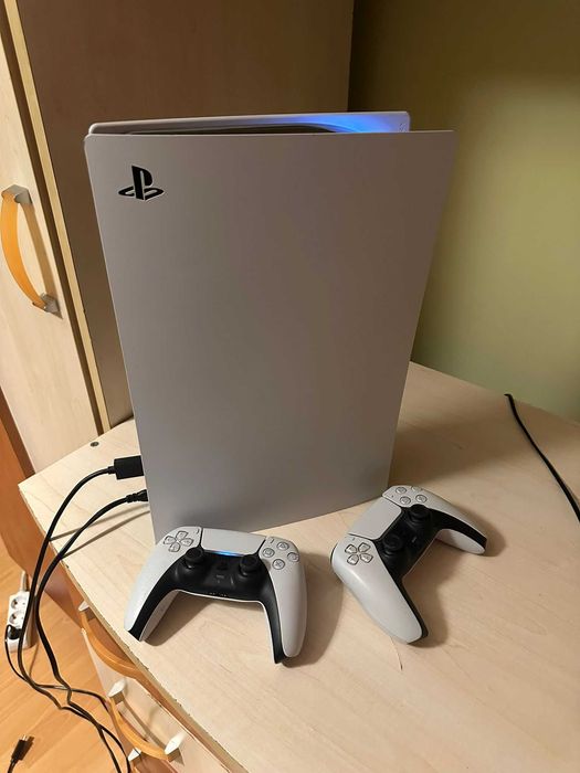 PlayStation 5 cu 2 gamepaduri, la cutie