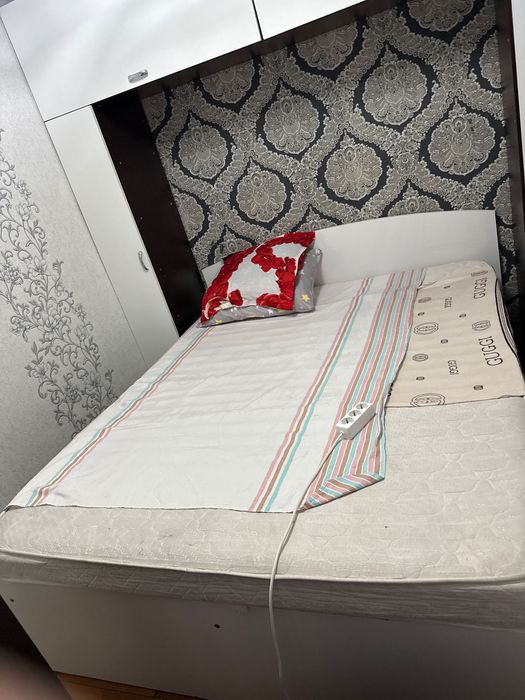 Двухместная большая кровать