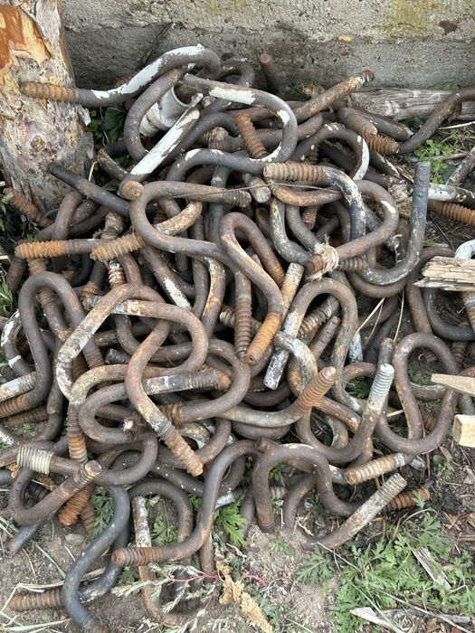 Продам изоляторы, крюки.