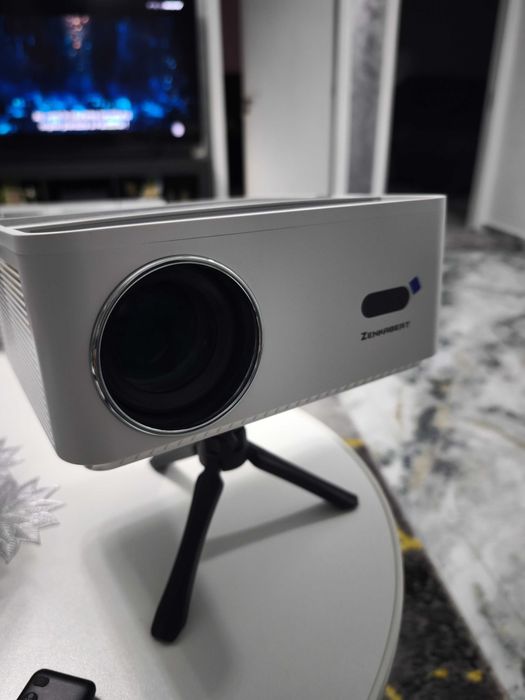 Vând videoproiector NOU