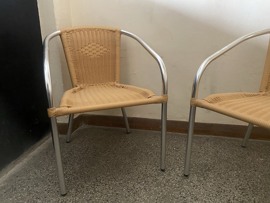 Два стола . Пластмасови, плетени. Алуминиеви крака с подлакътници.