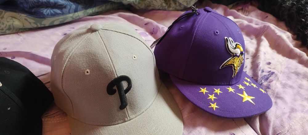 De vânzare șepci originale noi