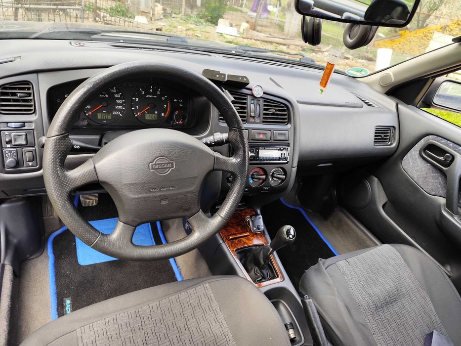 O mașină un Nissan primera 11
