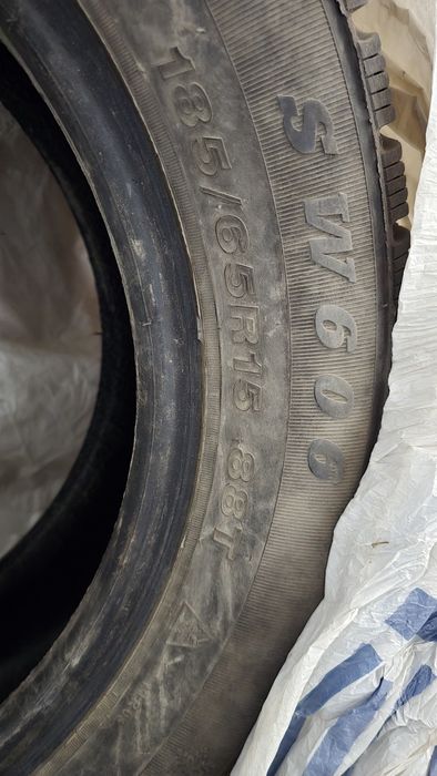 Продам комплект зимней резины 185/65/15