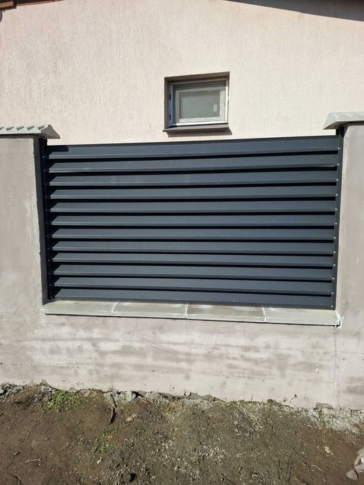 Garduri si porti de diferite modele (sipca metalica, panouri stil jaluzele, tabla cutata, plasa bordurata, BCA, fier forjat) Cere oferta