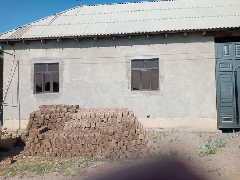 Гулистон шахар Маххала мустидан тушганда 6 хона Уй янги хечким яшамага