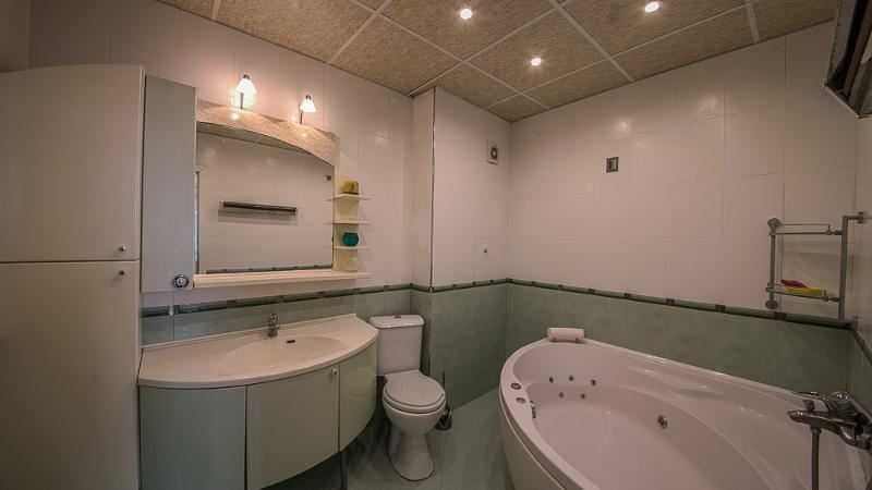 Дава се под наем Тристаен апартамент в София, Оборище - 106 кв.м за 510 € - Снимка #3