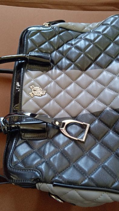 Дамска чанта в сиво и тъмно синьо.