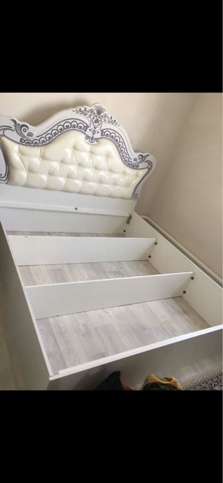 Спальный кровать