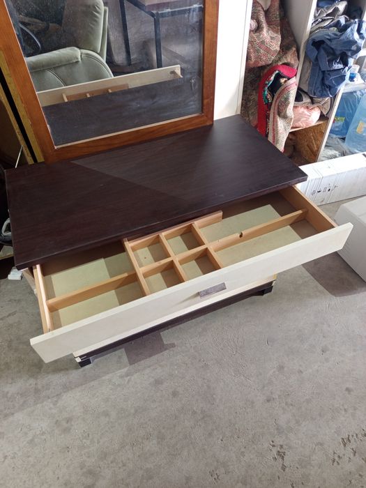 Продам столы, пуфы , камод