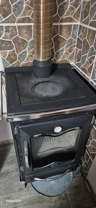 Soba pe lemne tip șemineu