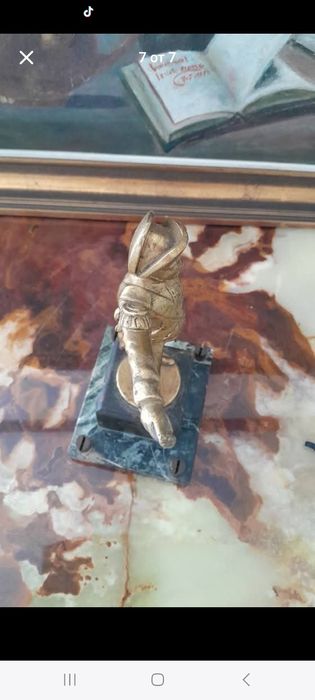 Бронзова фигура на офицер