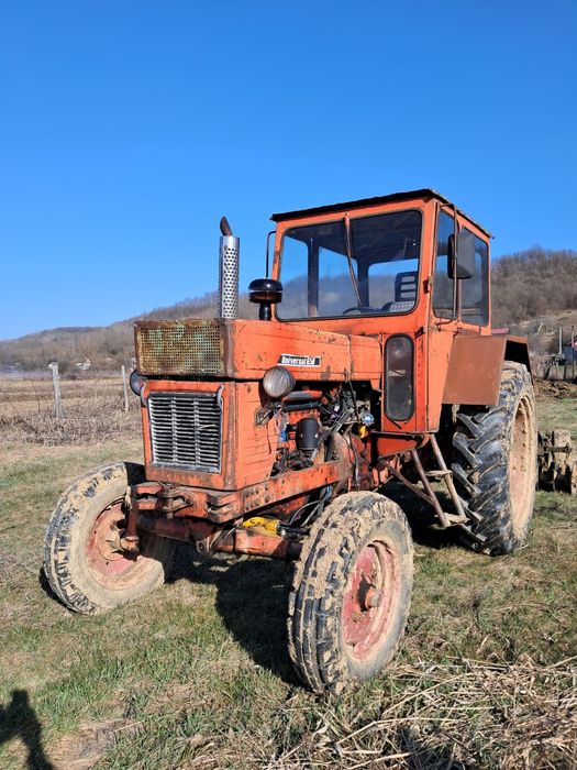Vând tractor cu plug