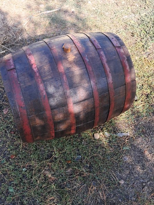 DE  VÂNZARE, butoaie și presă struguri,Toate la  preț negociabil.