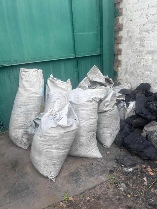 Угольная паль в мешках