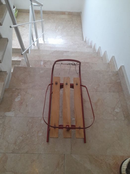 Детска шейна . Отлично състояние .