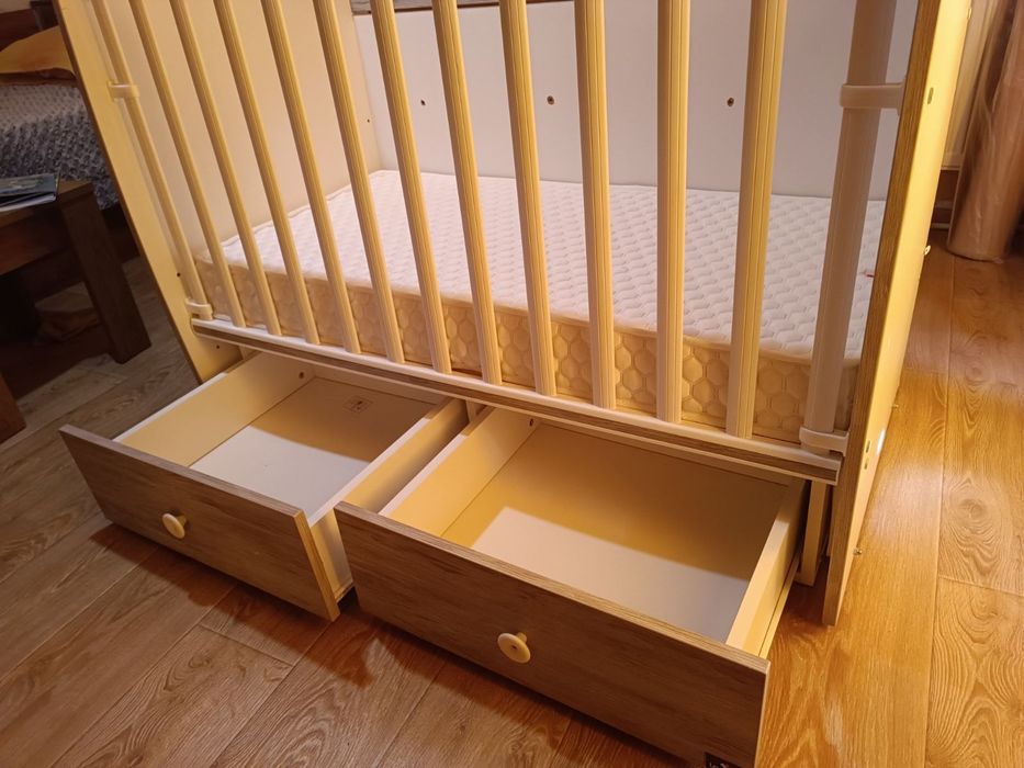 Продавам: Детско легло 120/60см с люлеещ механизъм.