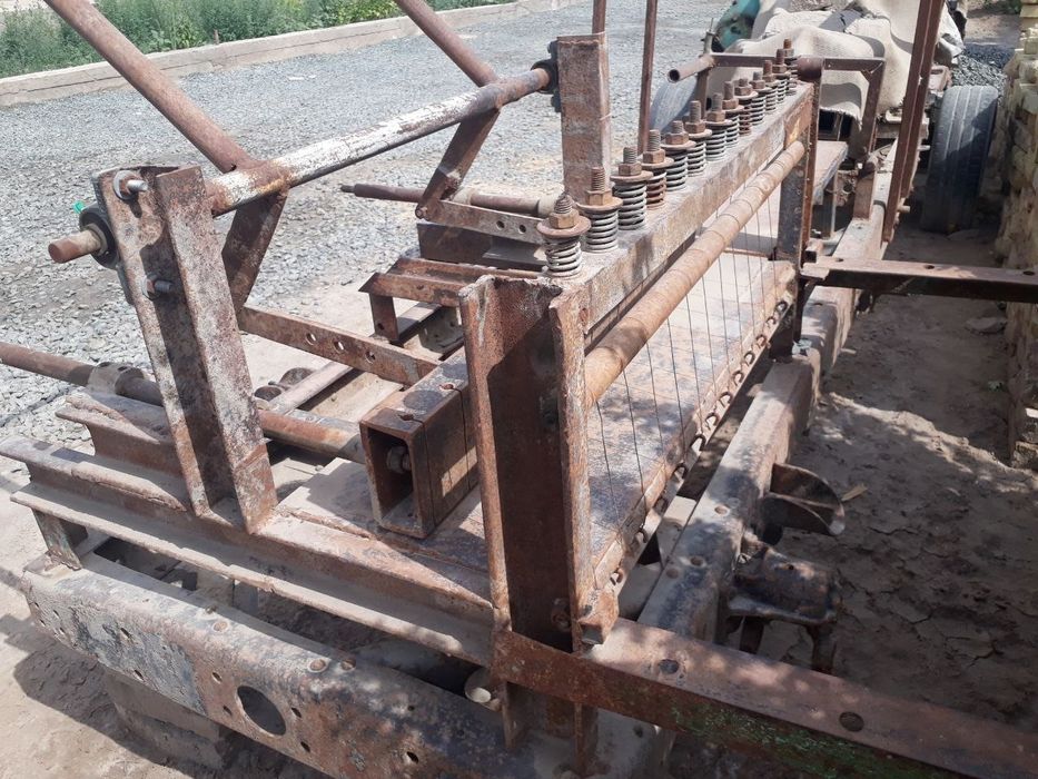 Гишт(карвуч) ишлаб чикариш ускунаси сотилади.