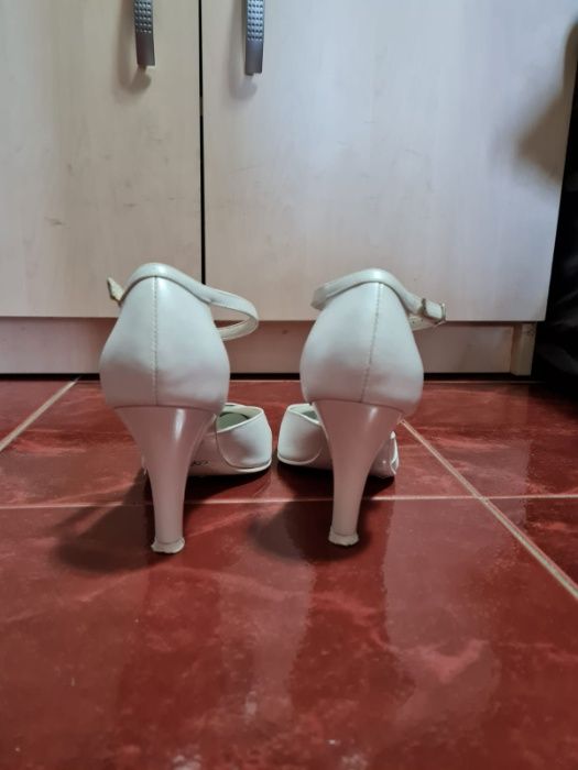 Vand rochie de mireasa si accesorii