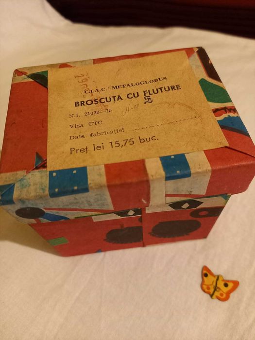 Cutie originală Metaloglobus pentru jucărie veche românească din tablă  Broscuta cu fluture, vintage, perioada comunista