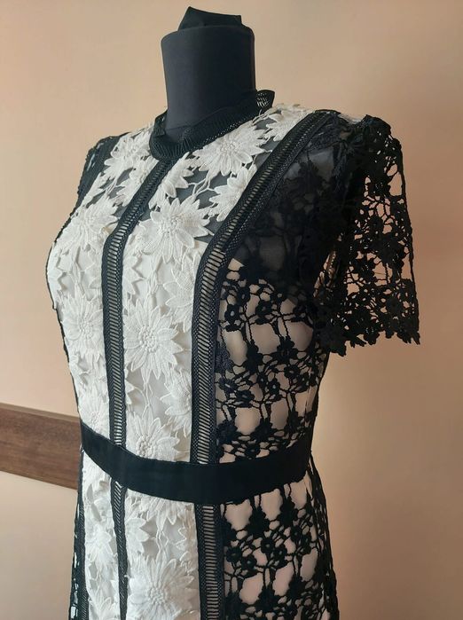 Chi Chi London красива дамска рокля от дантела