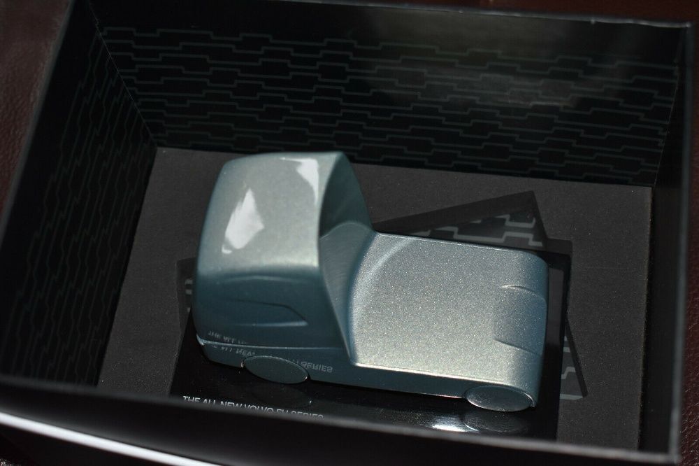 Продавам метално преспапие във формата на камион Волво FH 16 750