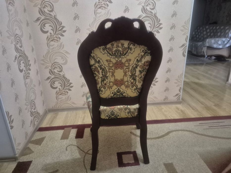 Продам стол со стульями б/у в идеальном состоянии.