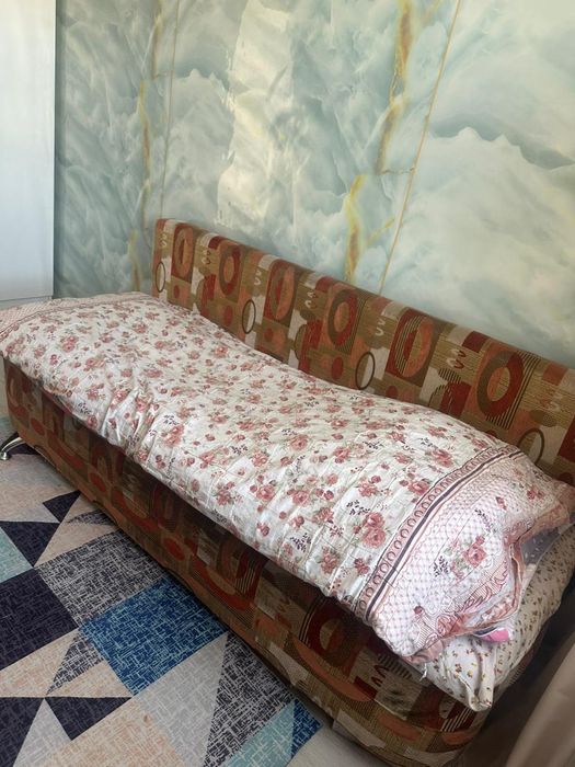 Диван и двухярусный кровать