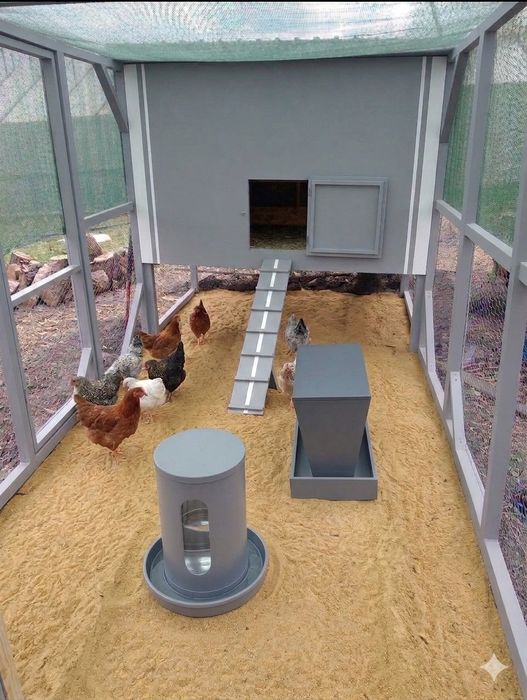Vând coteț pentru găini, model modern și funcțional